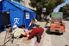 封闭管理控疫情  社区代购暖人心